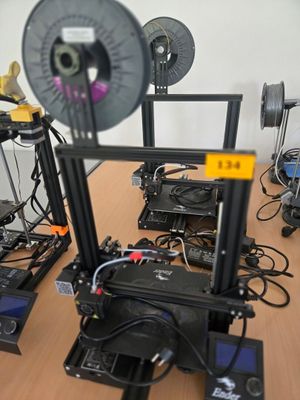 de nombreux modèles différents d'imprimantes 3D posés sur une table