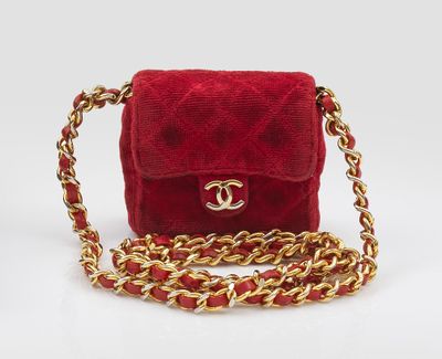 un gros plan sur un sac à main rouge entouré d'une chaîne