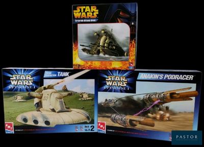 trois figurines de Star Wars exposées dans une vitrine
