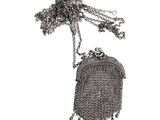 sac à main en métal argenté avec une chaîne qui l'entoure, sur fond blanc