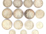 une image d'une collection de pièces de monnaie anciennes sur une surface blanche