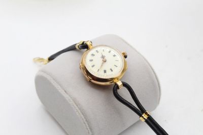 Montre de dame montée en bracelet boîtier et cache poussière…