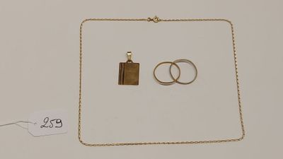 un gros plan d'un collier et de deux bagues posés sur une surface blanche