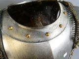 un gros plan d'un casque métallique orné de chaînes