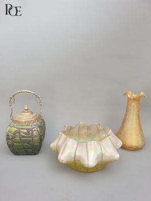 trois vases posés l'un à côté de l'autre sur une table