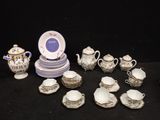 une table sur laquelle se trouvent de nombreuses tasses et soucoupes