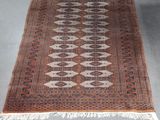 un tapis marron et noir orné d'un motif en losanges