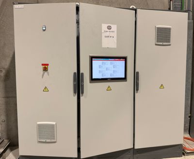 une photo d'une pièce contenant de nombreux appareils électriques