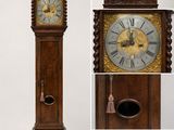 quatre vues différentes d'une horloge de parquet sur fond blanc
