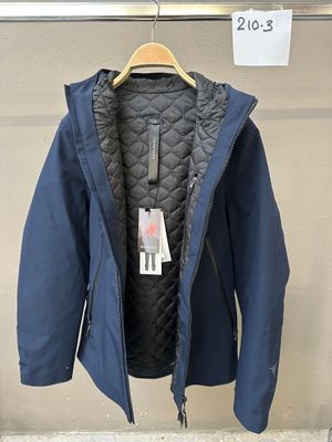 la veste est suspendue à un cintre sur le mur