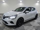 une voiture blanche est garée sur le sol à carreaux d'un garage