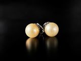 une paire de boucles d'oreilles en perles sur une surface noire