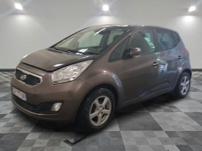 la photo d'une voiture garée dans un garage