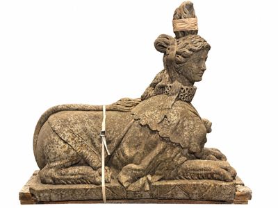 une statue représentant un lion coiffé d'un chapeau