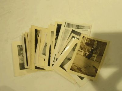 beaucoup de vieilles photos sur la table ensemble