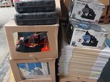 une pile de boîtes empilées les unes sur les autres