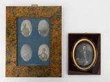 Deux photos encadrées représentant des hommes en costume et avec un chapeau sont accrochées au mur.