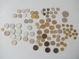 beaucoup de pièces qui sont sur la table