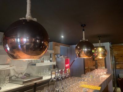 Lot comprenant: 3 suspensions globes dorés