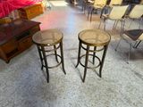 deux tabourets posés dans une pièce
