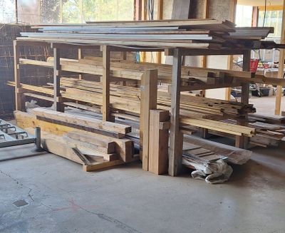 plusieurs pièces de bois sont empilées dans une pièce