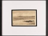 une vieille photo d'une photo représentant une plage avec un phare au loin