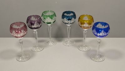 six verres à vin sont alignés sur une table