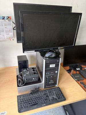 Un écran ASUS, un écran LG, une tour centrale TERRA et un on…