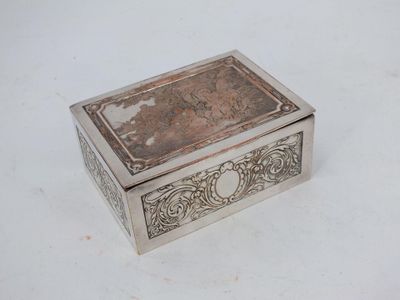 une boîte ancienne en argent sur laquelle est représenté un homme et une femme