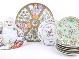 un grand nombre d'assiettes et de bols posés sur une table