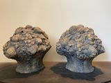 deux sculptures représentant une tête de brocoli posées sur une table