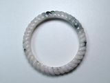 un bracelet blanc orné d'une perle noire