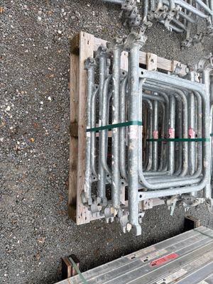 un ensemble de tuyaux situés sur le côté d'un immeuble