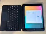 deux tablettes et un ordinateur portable posés sur une table