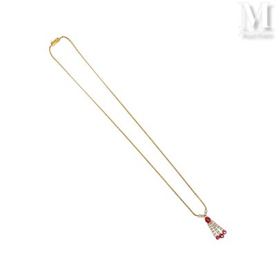 un collier en or orné d'une perle rouge et blanche