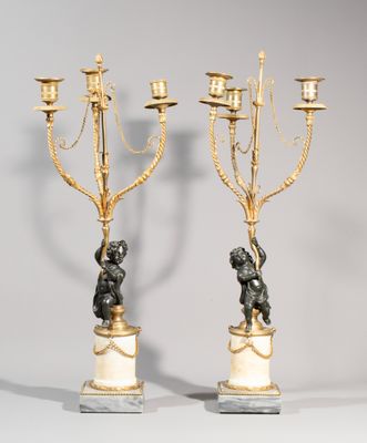 paire de candélabres en bronze et marbre ornés de chérubins