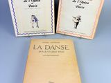 trois livres posés sur une table, sur fond bleu