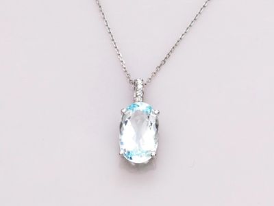 un collier en or blanc orné d'une topaze bleue et de diamants