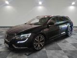 une photo d'une voiture noire dans un showroom
