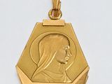l'image d'une médaille d'or sur laquelle figure le visage d'une femme