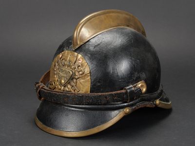 un vieux casque orné d'un emblème doré sur le côté