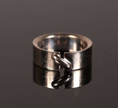 une image représentant une bague en argent ornée d'un cœur