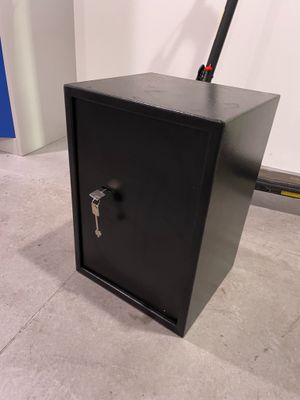 une boîte en métal noir contenant une clé