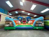 un toboggan gonflable orné d'animaux
