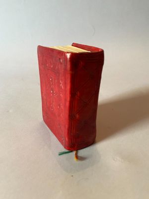 un petit livre rouge posé sur une table