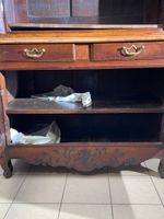 Buffet deux corps en bois mouluré de réserves chantournées, … (photo 4)