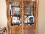une bibliothèque remplie de livres dans un salon