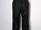 un mannequin vêtu d'un pantalon noir et d'une chemise blanche