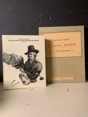 deux livres posés sur une table à côté d'un vase de fleurs