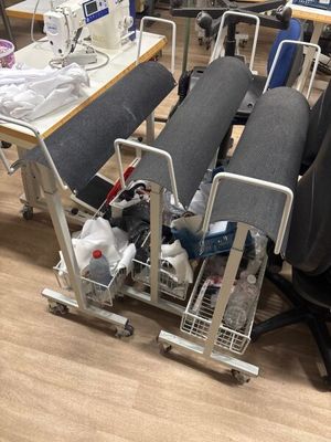une table avec plusieurs chaises et une machine à coudre
